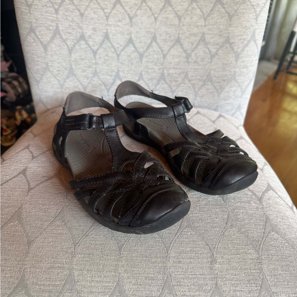 Bare Traps 7.5  Black Sandals